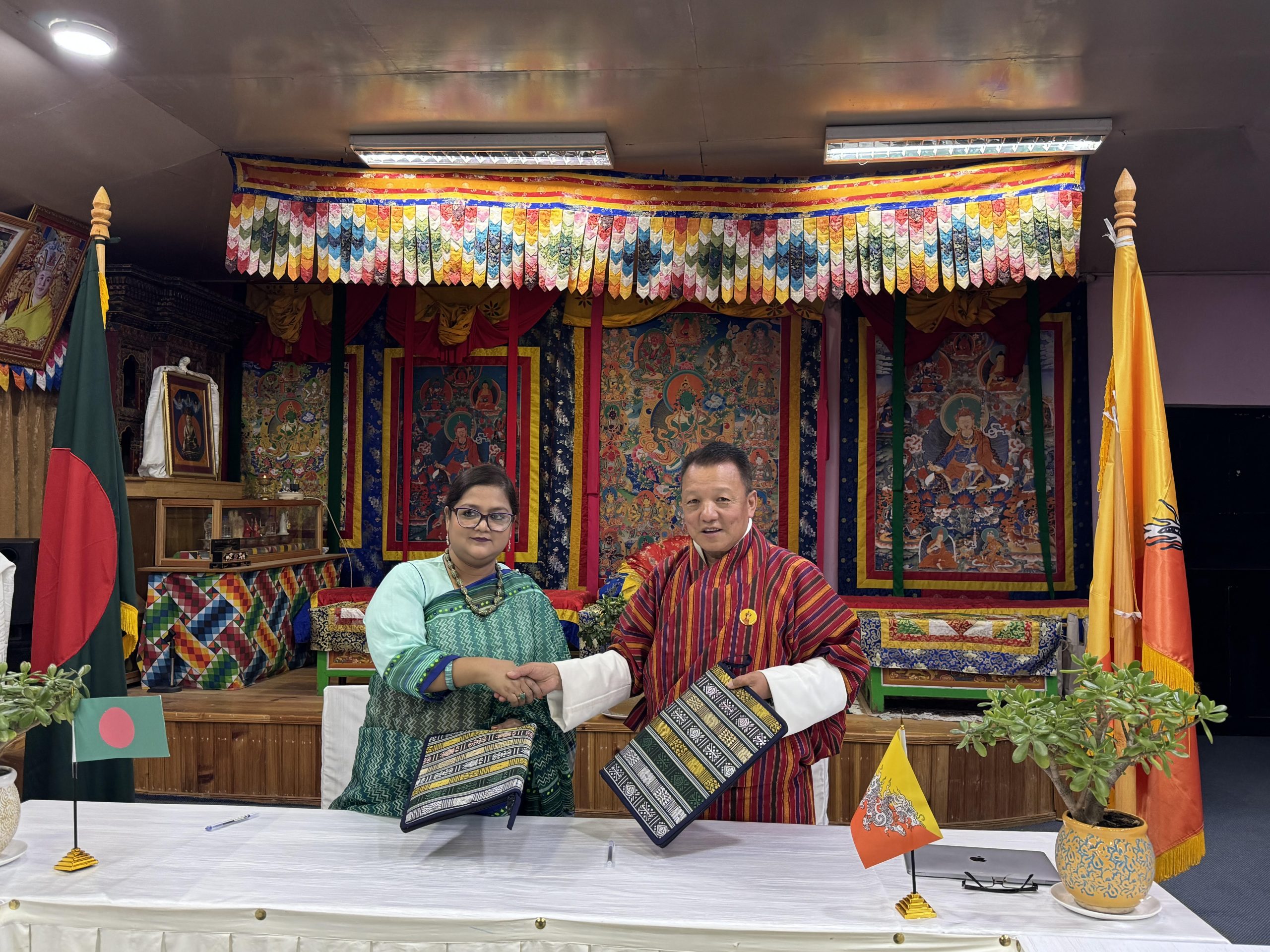 Signed and exchanging meeting minutes